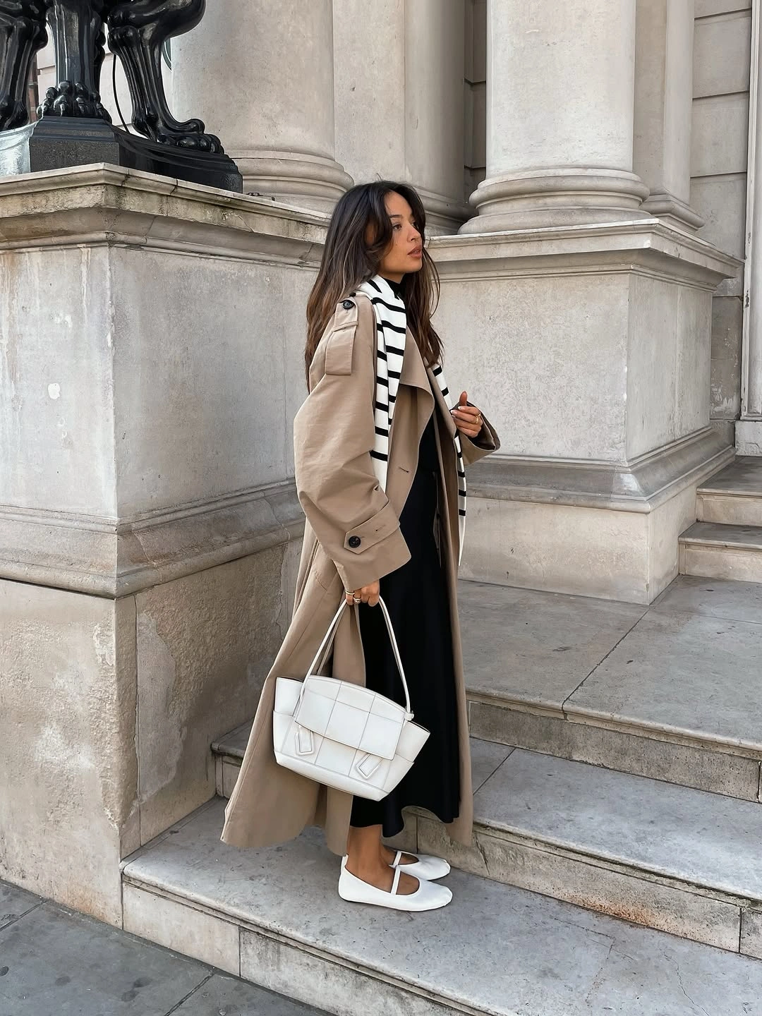september outfits ideas 2026 Trench Coat With Stripes And White Sneakers