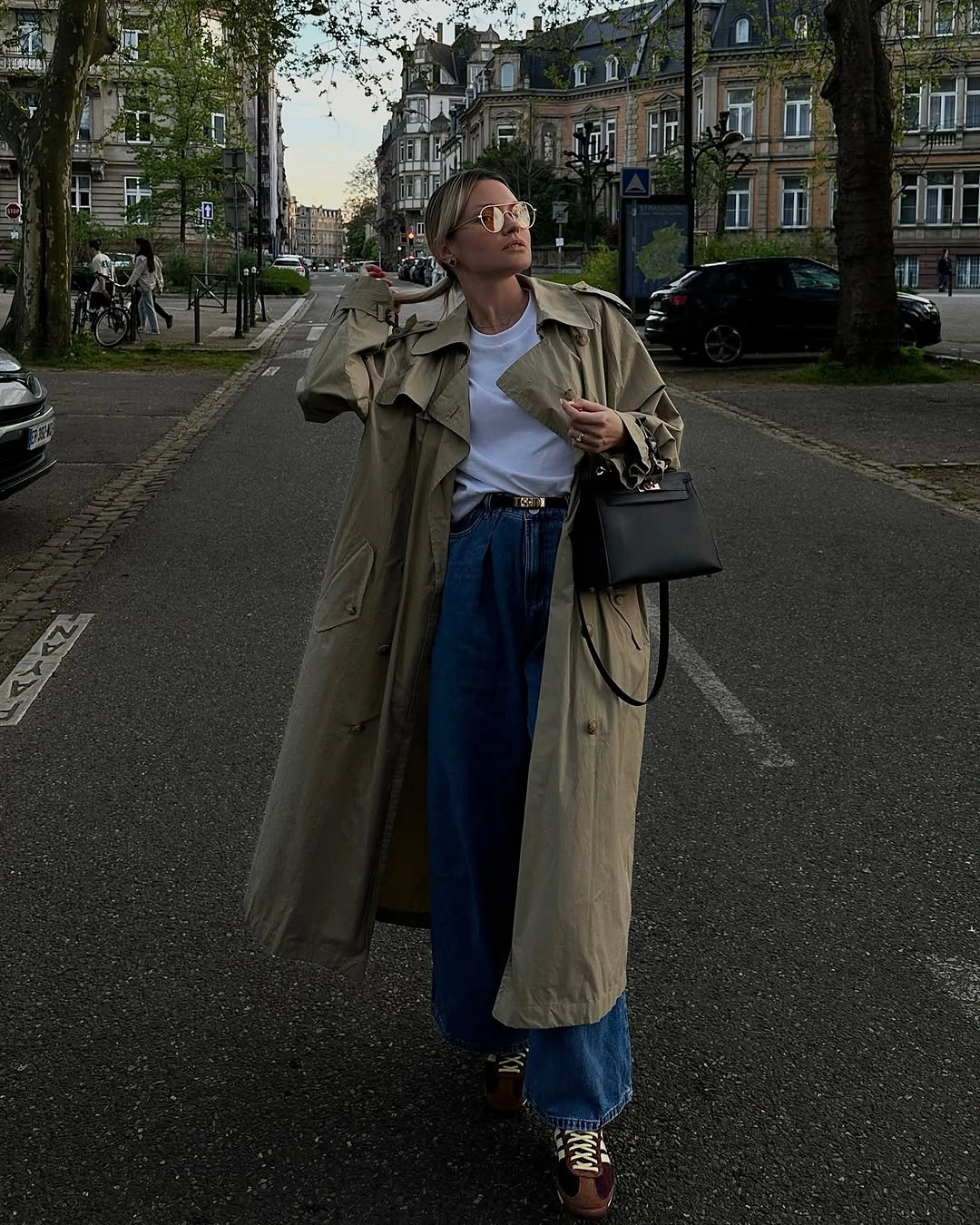 Trench coat fall outfits 2026 + Long Beige Trench With Wide Jeans And A Structured Black Bag