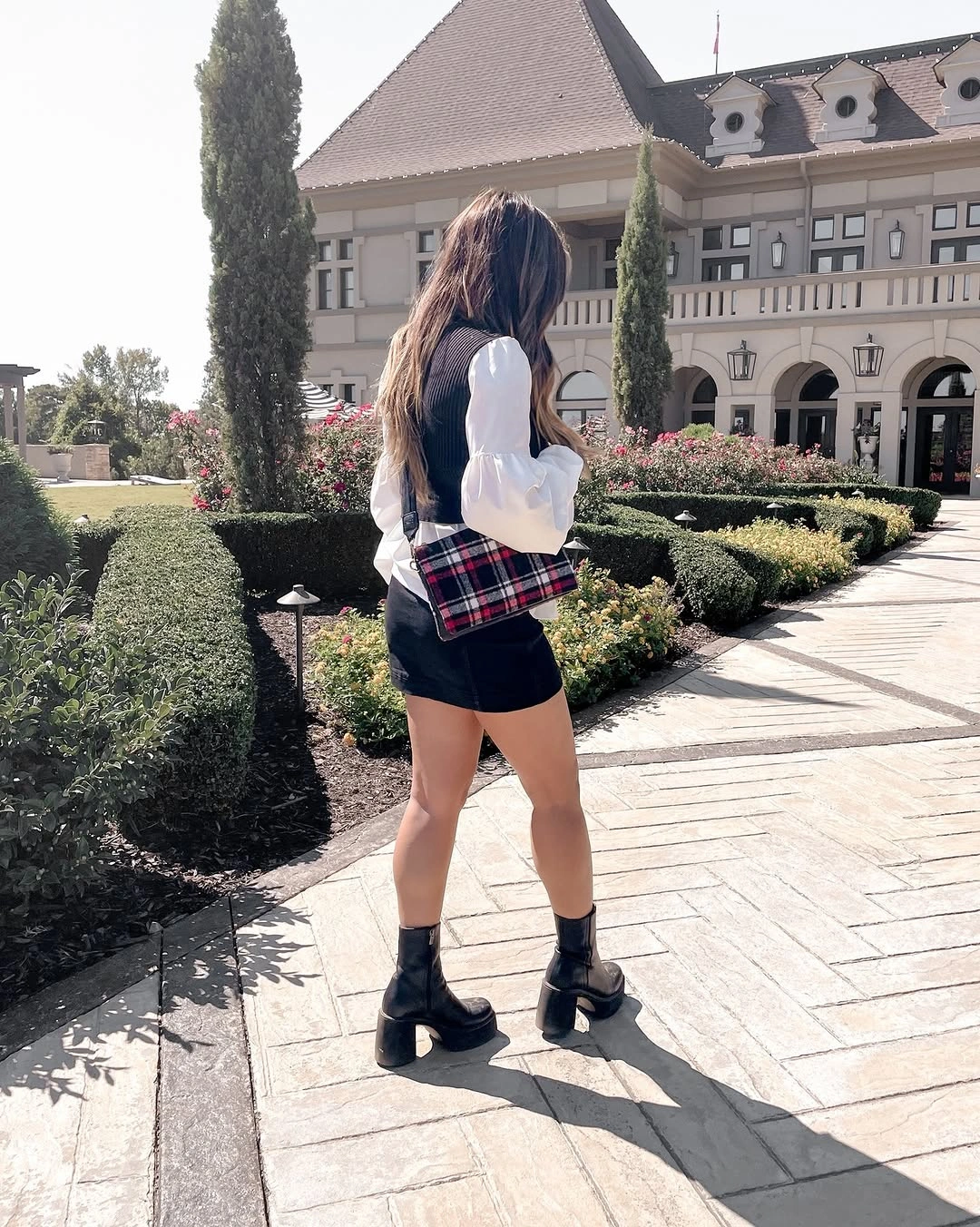 what are the best fall outfits for casual days? Black Vest and White Blouse With a Plaid Crossbody