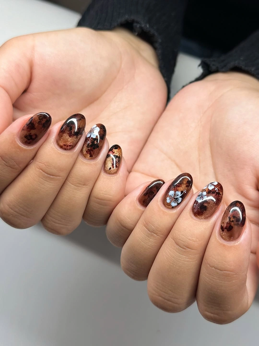 Glossy tortoiseshell short fall nails