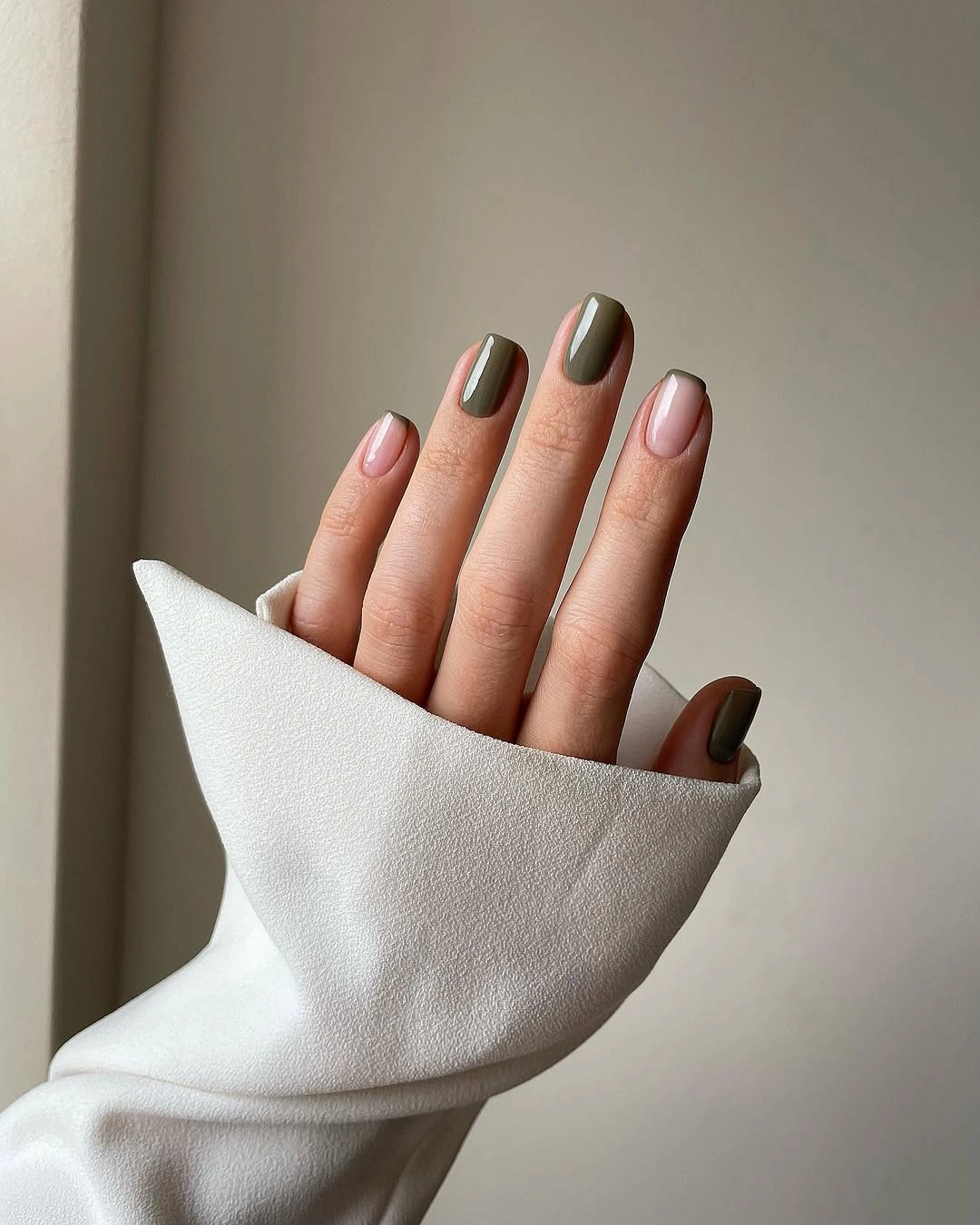 short taupe nails with white edges