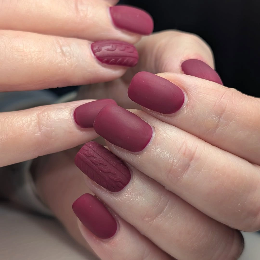 Short rounded mauve nails with darker textured accent