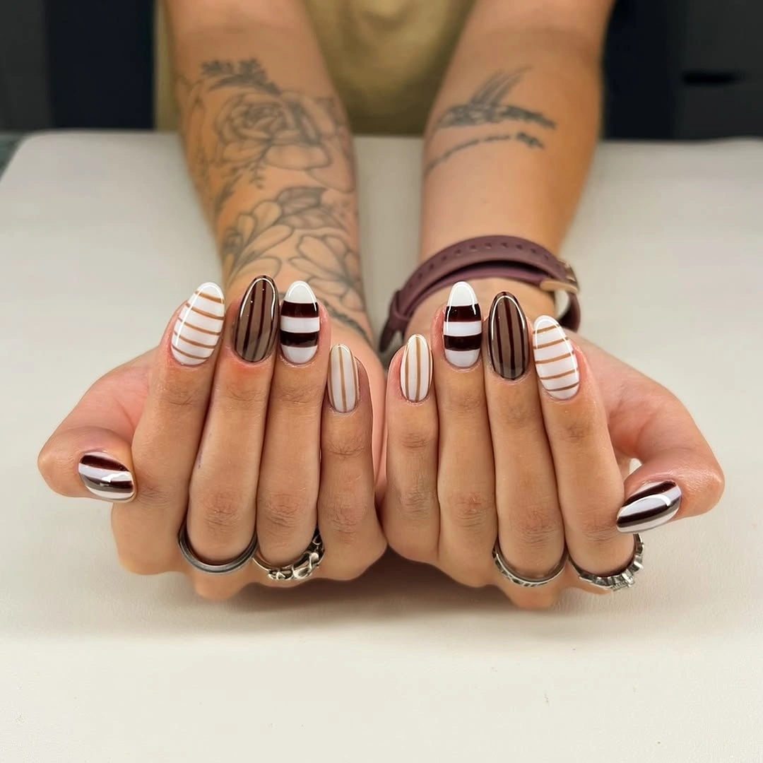 Short striped brown and cream nails
