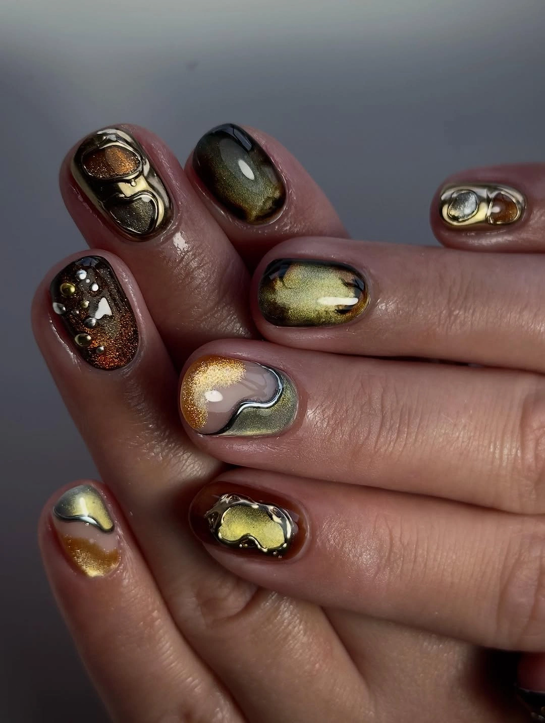 Molten olive gold short nails