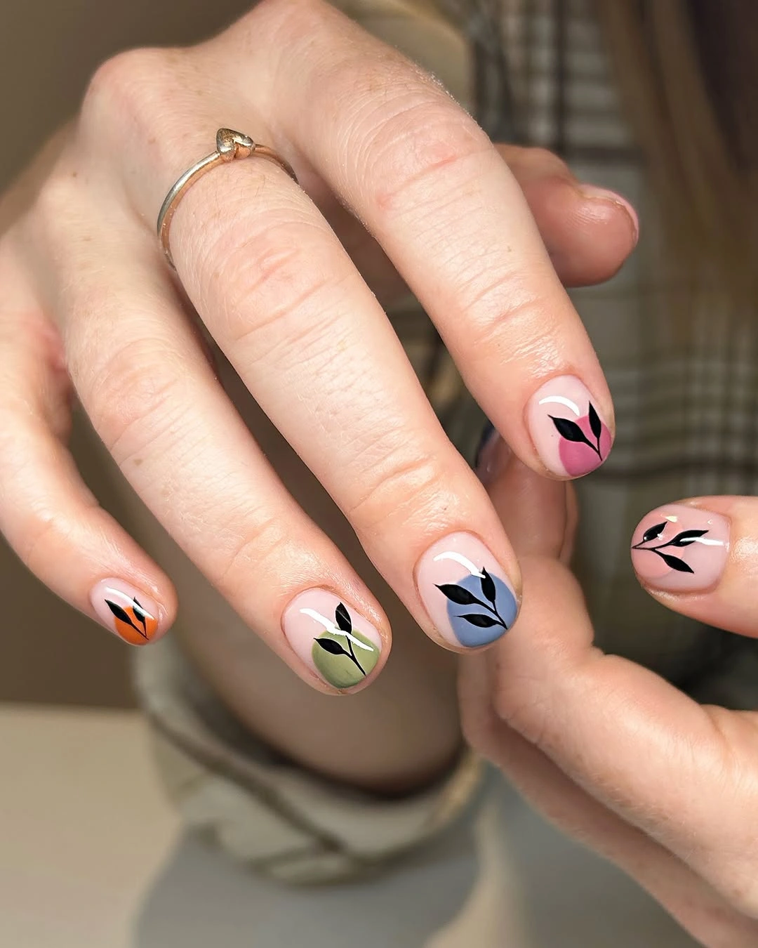 Short nude nails with graphic leaves