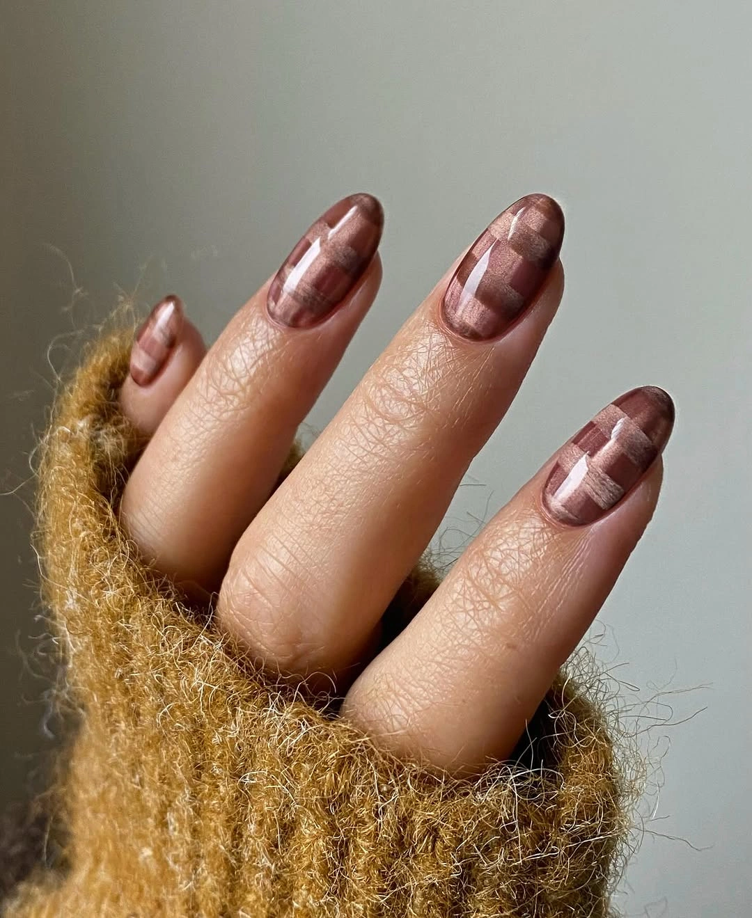 Short mauve brown nails with pale striped bands
