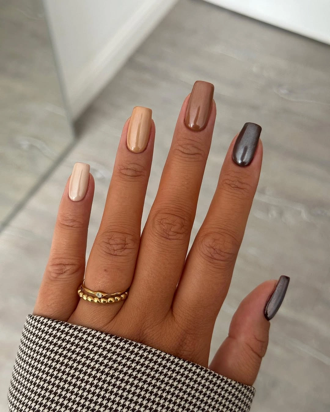 cream short rounded to oval nails with mixed-color palette