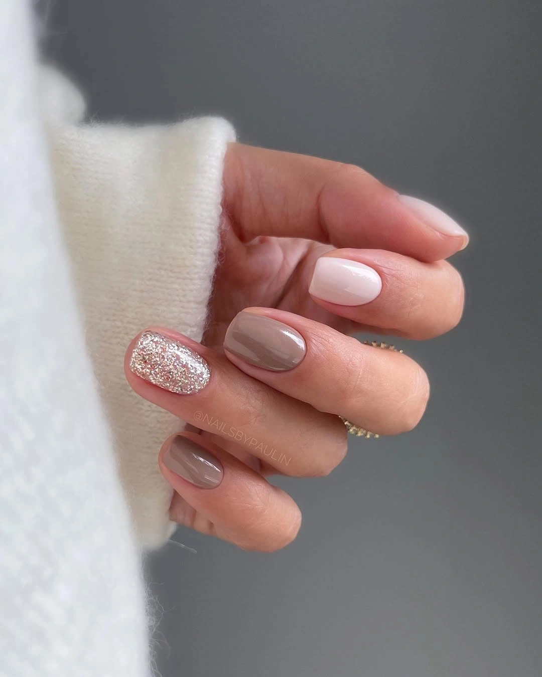 white short rounded nails with single sparkle accent