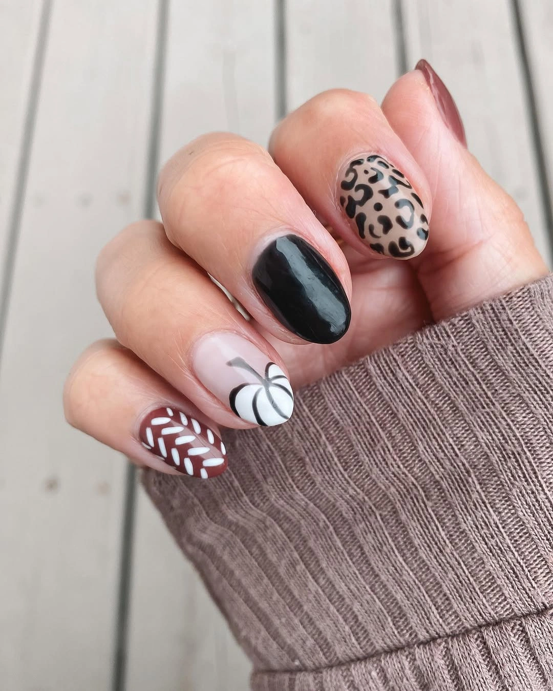 black short rounded nails with small flower and spotted accents
