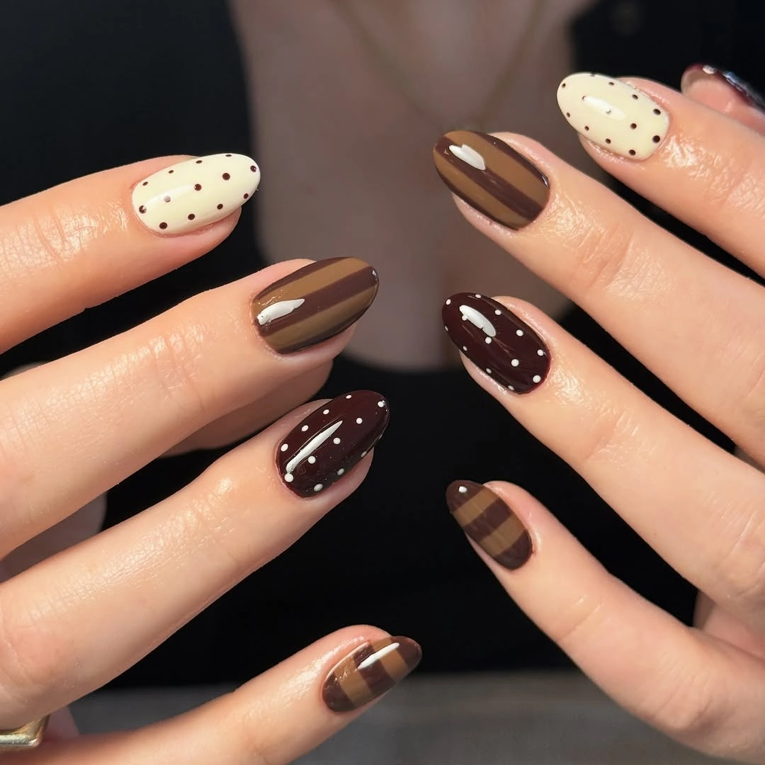 Fall nail idea: short almond brown cream checkerboard manicure
