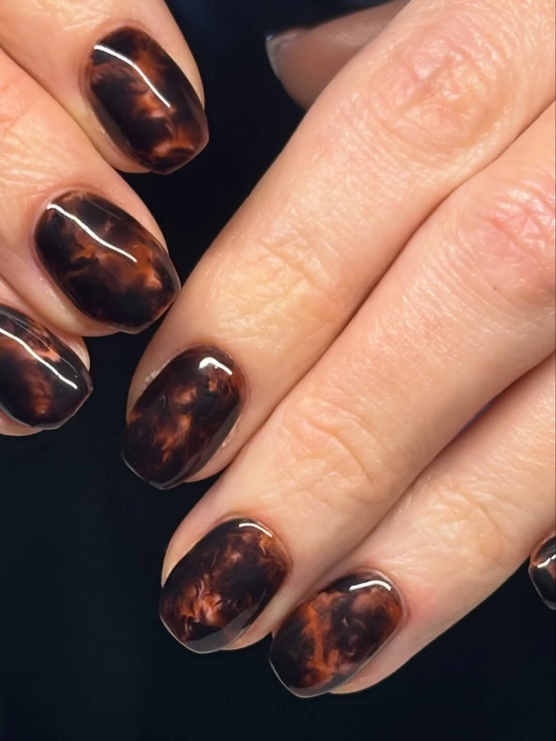 short rounded tortoiseshell nails in brown and black