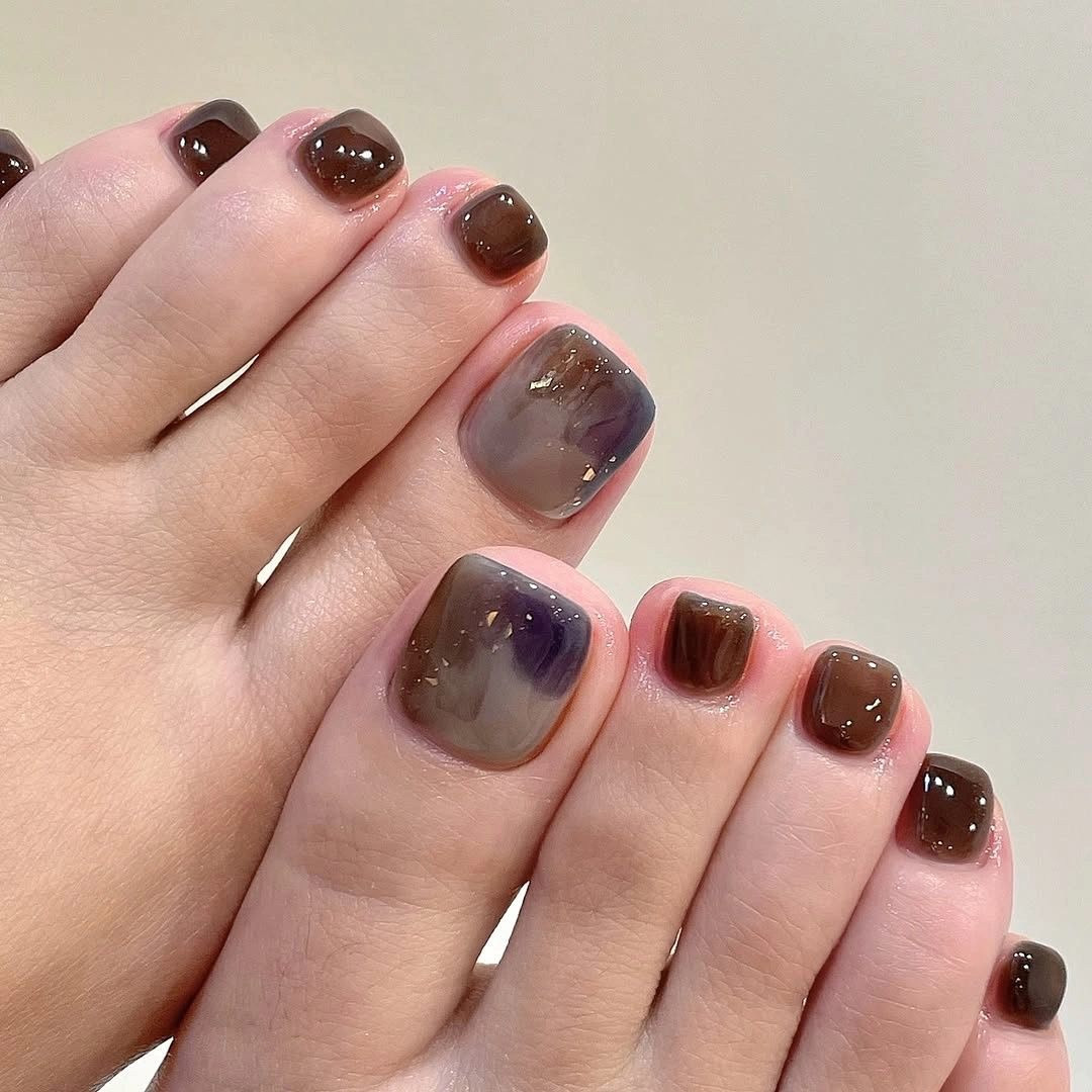 Smoky brown and mauve blocks on short toes