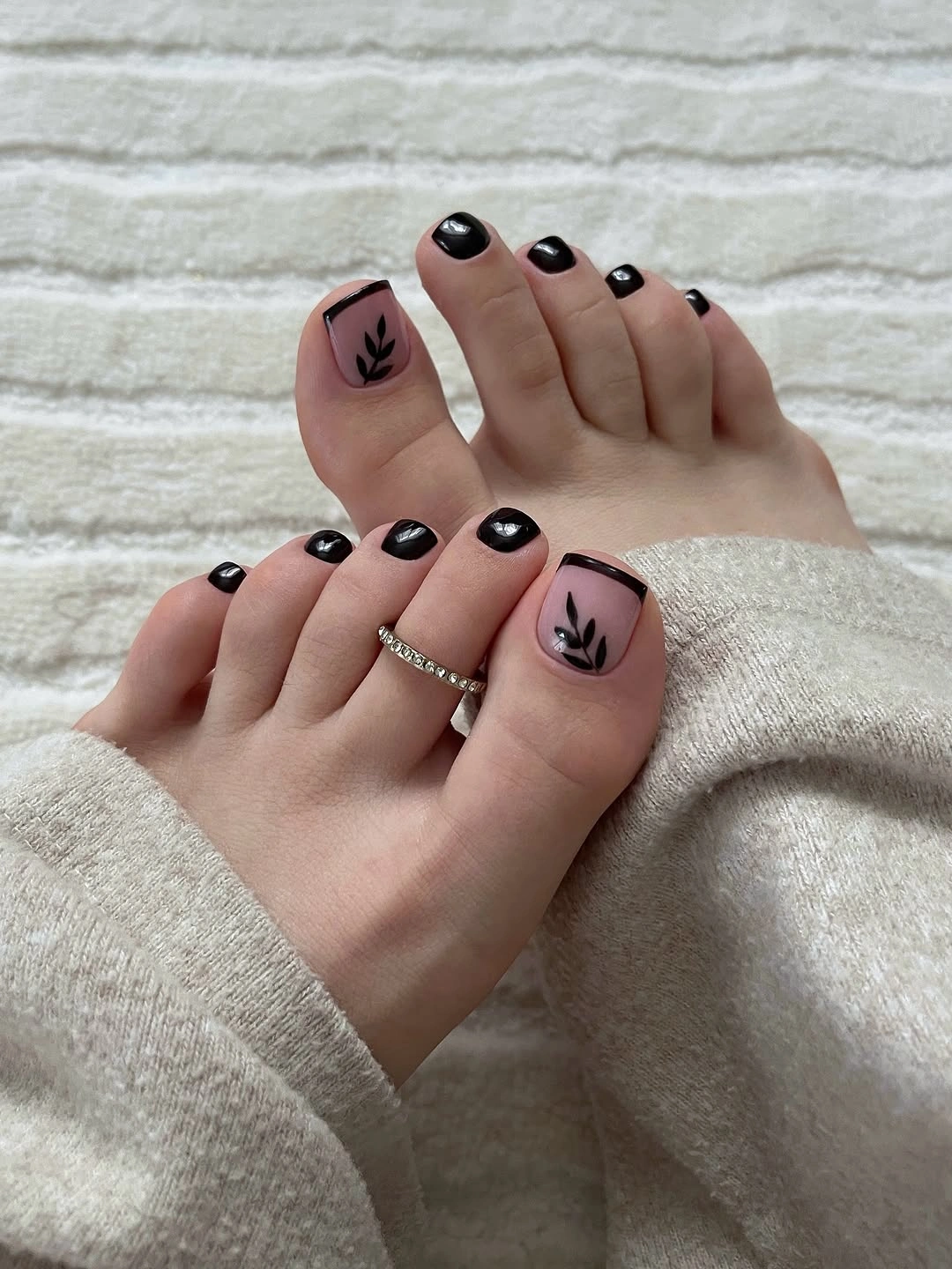 Pale toes with dark tips and tiny botanical accents