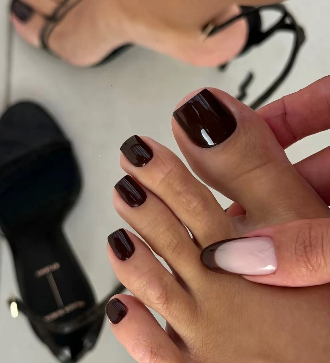 Dark brown toes with one pale big-toe accent