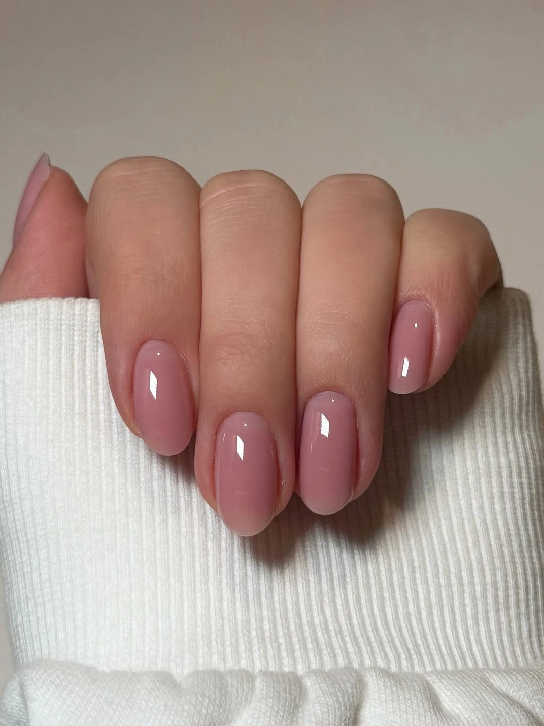Short rounded nails in glossy dusty mauve nude