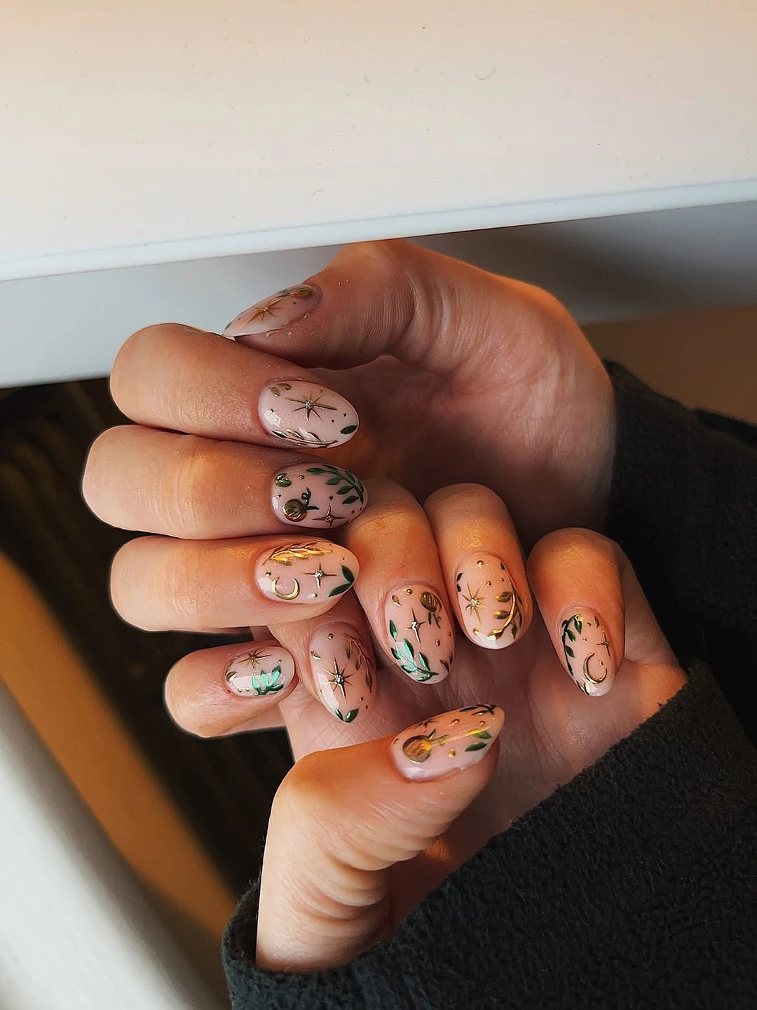 nude medium rounded nails with leaves and autumn marks