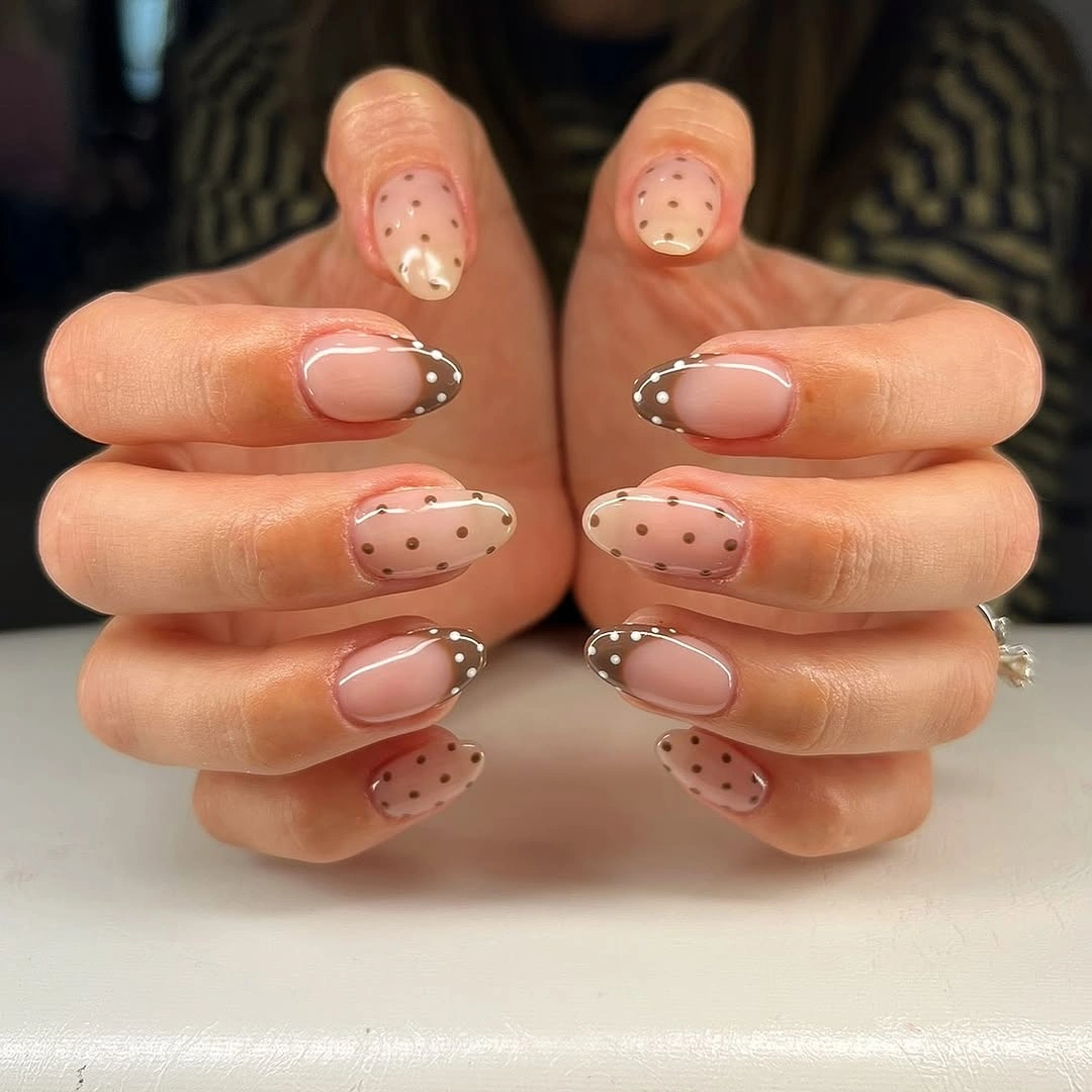 Short nude nails with brown dotted outlined tips