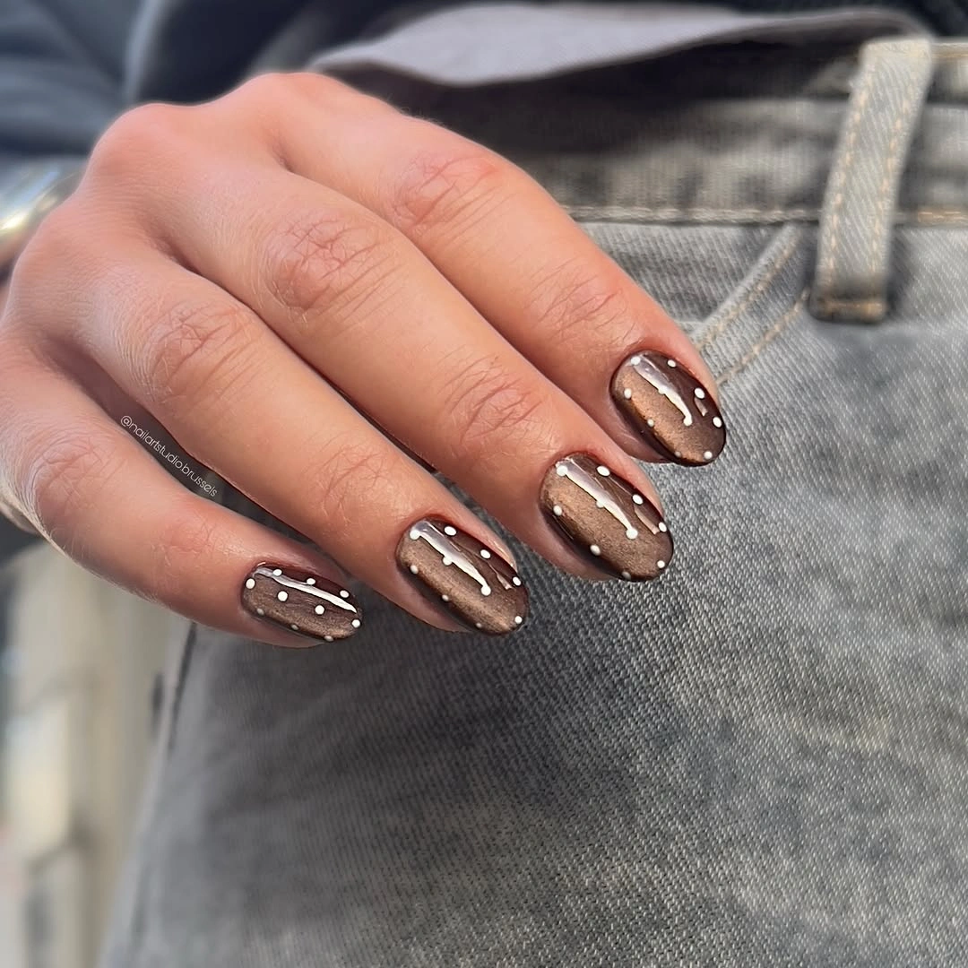 Short glossy brown nails with dots and fine light lines
