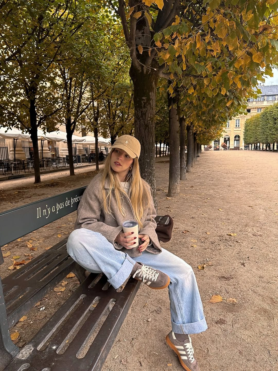 Loose gray sweater with wide light jeans and sneakers
