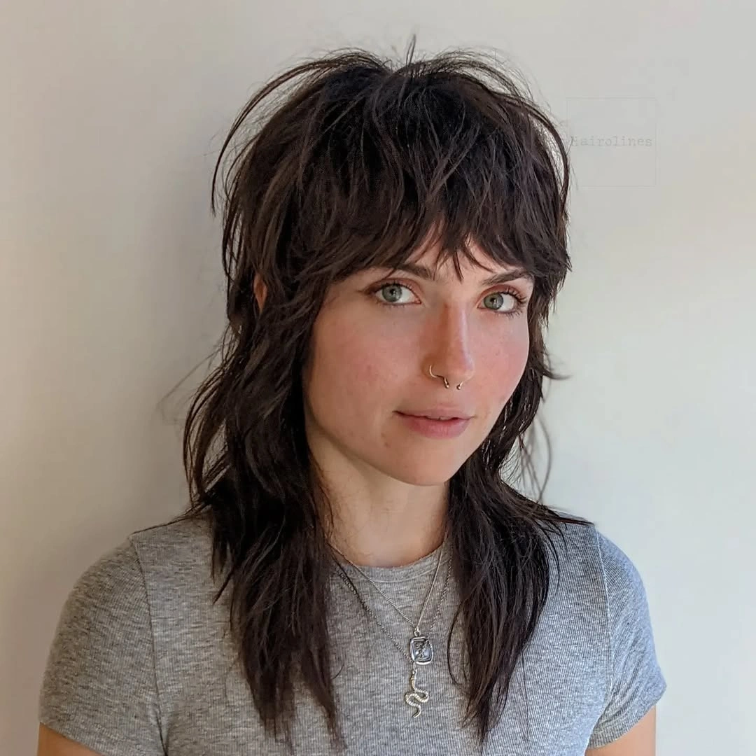 Dark choppy layers with short crown and long narrow back sections