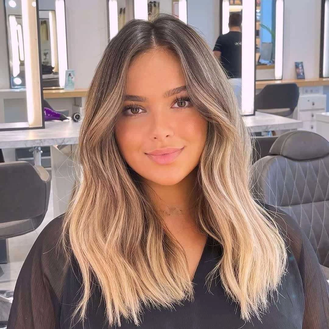 Collarbone blonde lob with center part and softly waved ends