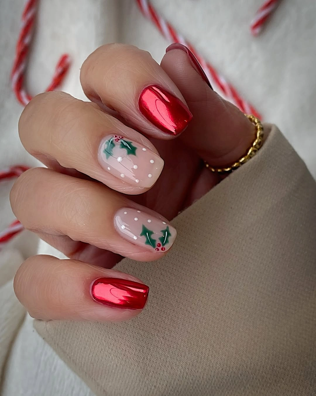 Short rounded red nails with holly leaves and white dots