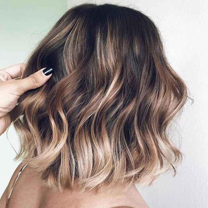 Shoulder-length wavy lob with dark roots and pale textured ends
