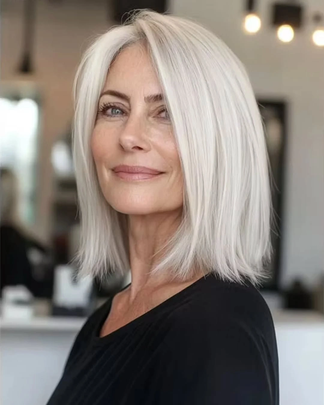 Silver-white collarbone lob with side part and tapered ends