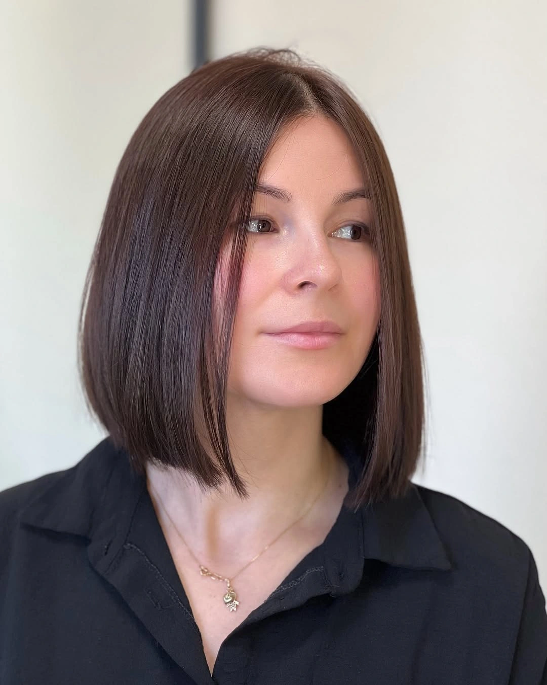 Smooth chocolate-brown lob with straight shoulder-level perimeter