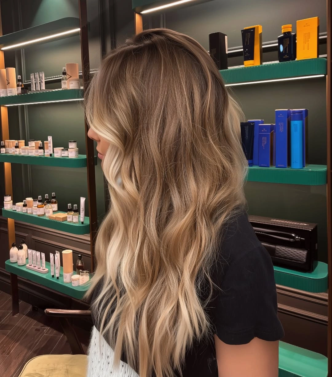 Long brunette-rooted blonde waves with beige ribbons