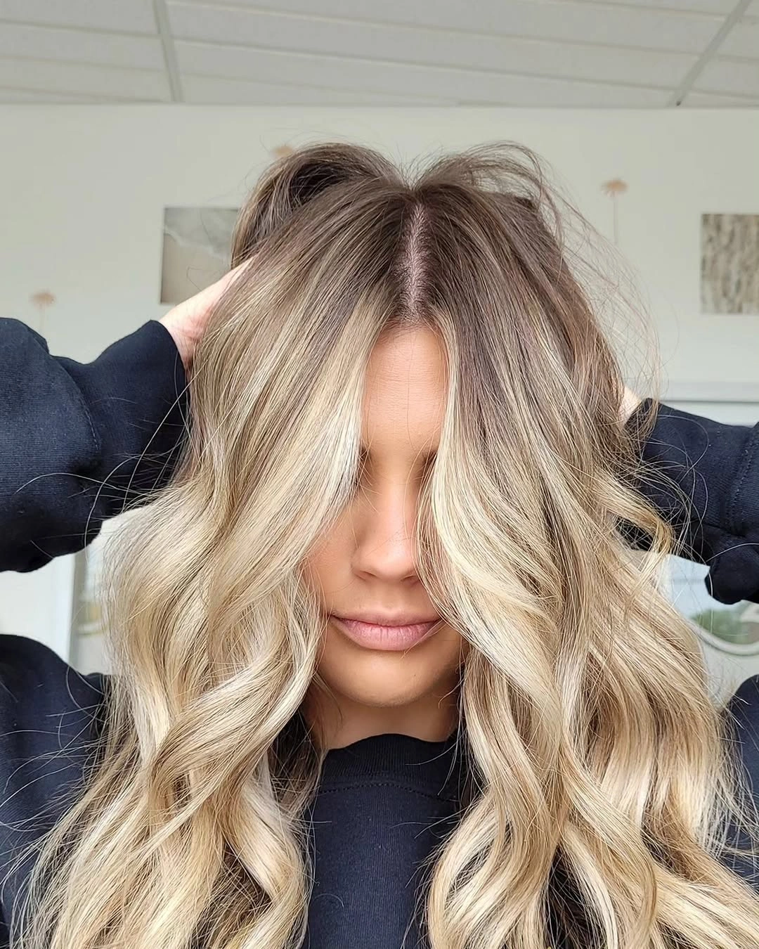 Long brunette-rooted blonde waves with bright face-framing pieces