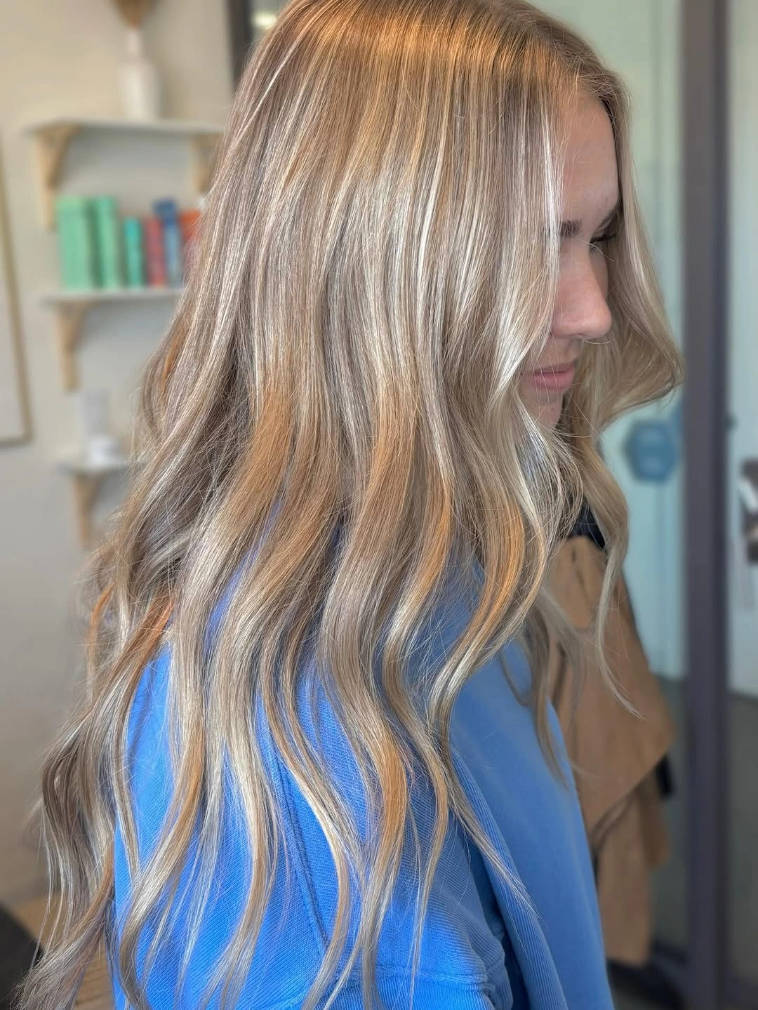 Long beige blonde waves with highlights and lowlights