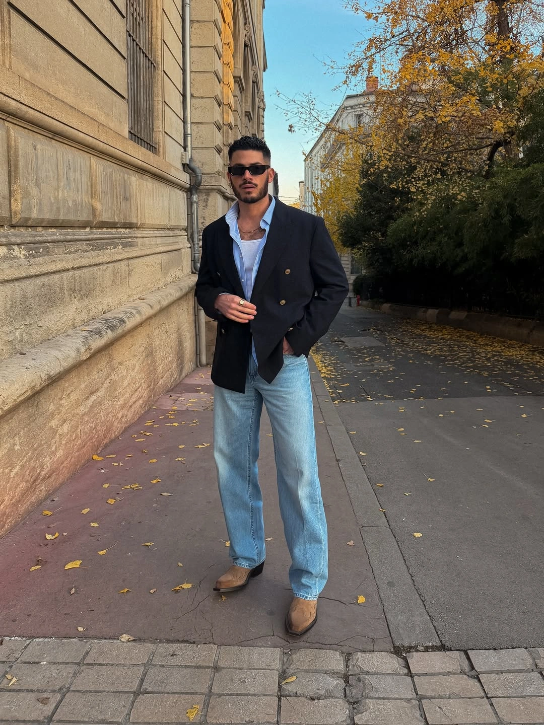 Man in double-breasted blazer, blue shirt and light jeans
